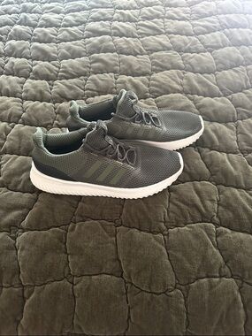 adidas Men's Olive Green Knit Athletic Sneakers w/ White Sole size 11 cloudfoam